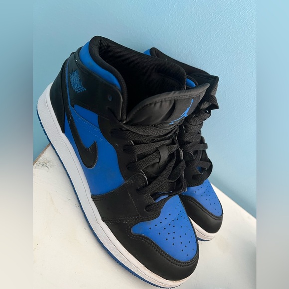 Air Jordan 1 Mid Size. 5Y - Picture 3 of 13